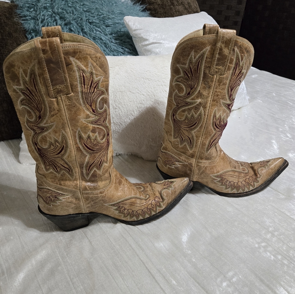 Eagle Cowboy Boots with Embroidered Design By Corral Size 8. - Picture 4 of 14
